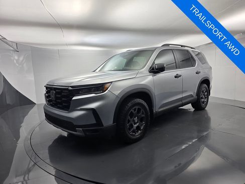 Used 2025 Honda Pilot TrailSport image 8