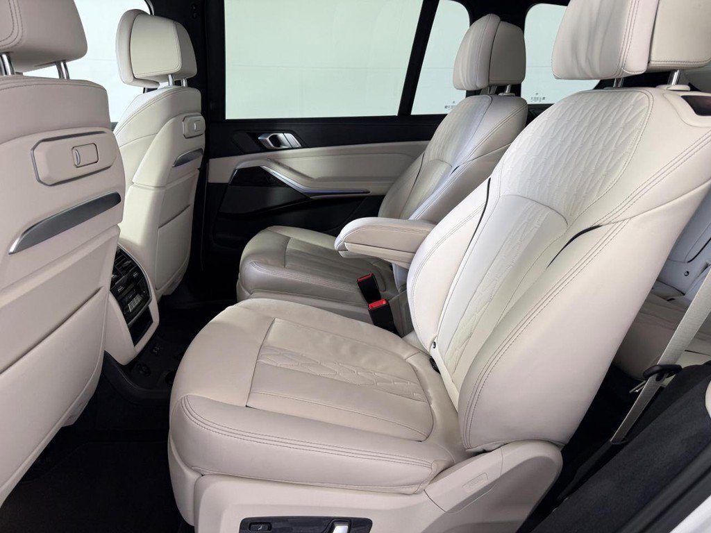 Used 2025 BMW X7 M60i AWD/4WD image 21