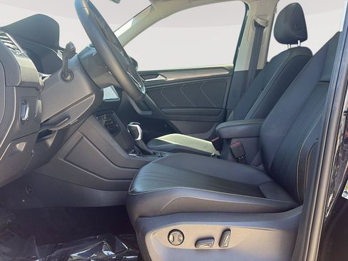 Certified 2023 Volkswagen Tiguan SE w/ Panoramic Sunroof Package AWD/4WD image 4