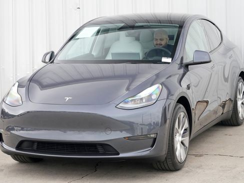 Used 2023 Tesla Model Y Long Range image 49