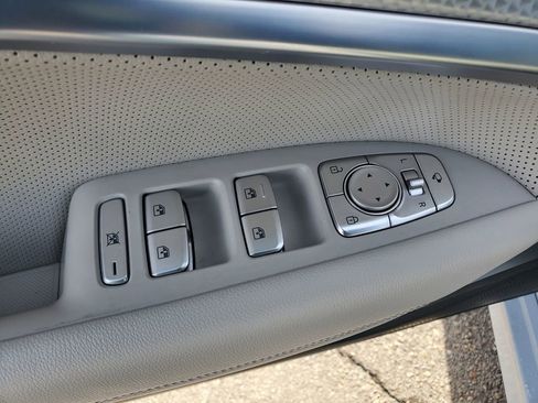 Used 2022 Genesis G70 3.3T w/ Sport Advanced Package image 10