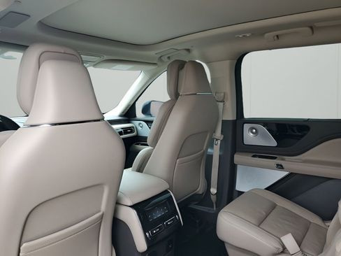 Used 2023 Lincoln Aviator Reserve w/ Equipment Group 201A image 18