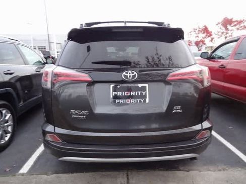 Used 2018 Toyota RAV4 SE image 5