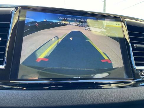 Used 2024 Chrysler Pacifica Touring-L image 14