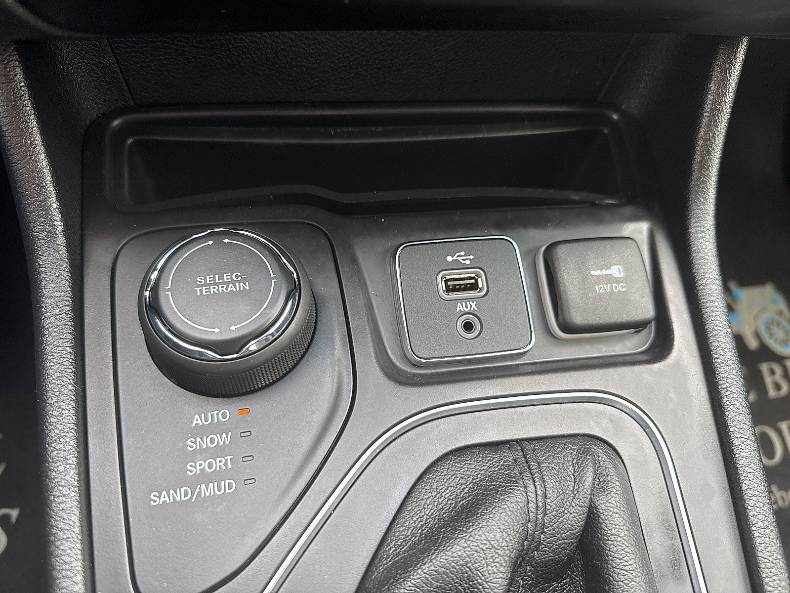 Used 2019 Jeep Cherokee Latitude w/ Cold Weather Group AWD/4WD image 55