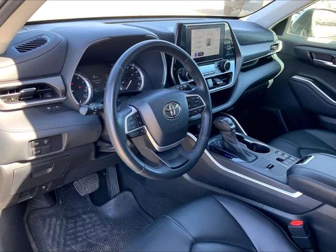 Used 2023 Toyota Highlander XLE image 18