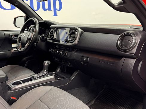 Used 2016 Toyota Tacoma TRD Off-Road w/ Premium & Technology Package image 12