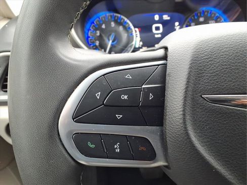 Used 2023 Chrysler Pacifica Touring-L image 15