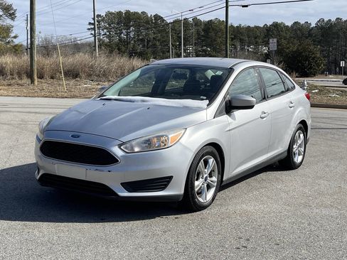Used 2018 Ford Focus SE image 2