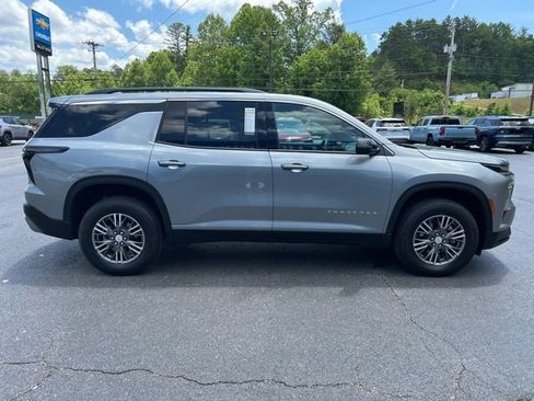 Used 2026 Chevrolet Traverse LT AWD/4WD image 2