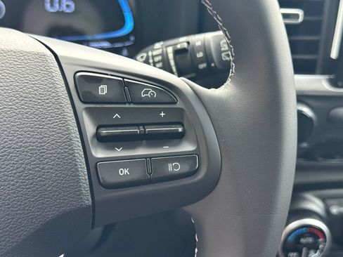 Certified 2025 Hyundai Venue SEL FWD image 25