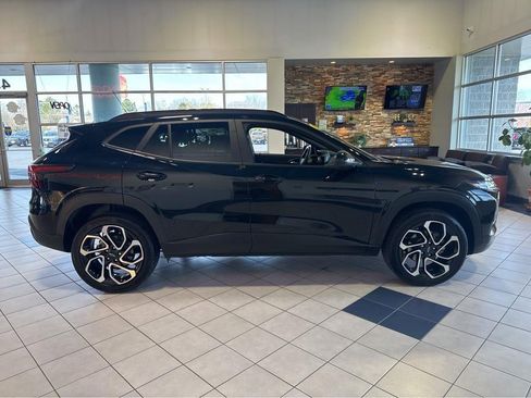 Used 2025 Chevrolet Trax RS w/ Driver Confidence Package FWD image 14