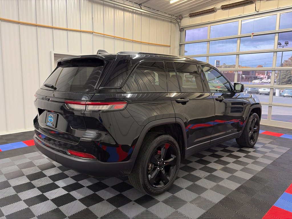 Used 2023 Jeep Grand Cherokee Altitude AWD/4WD image 4