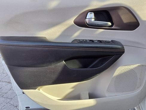 Used 2017 Chrysler Pacifica Touring-L image 8