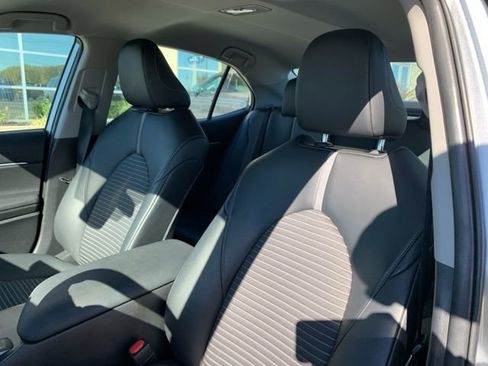 Used 2022 Toyota Camry SE image 11