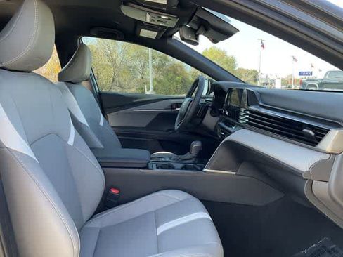 Used 2025 Toyota Camry SE image 17