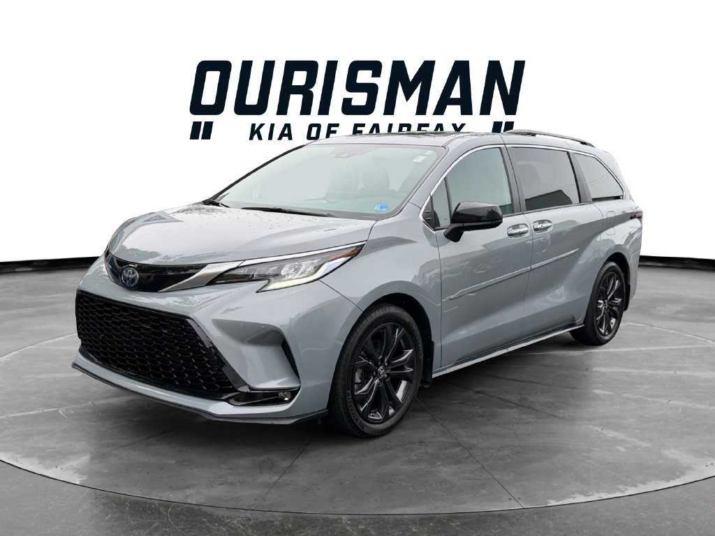 Used 2023 Toyota Sienna XSE w/ XSE Plus Package FWD image 2