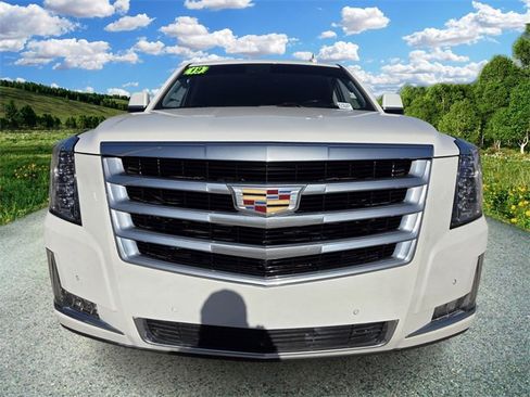 Used 2019 Cadillac Escalade Luxury image 2