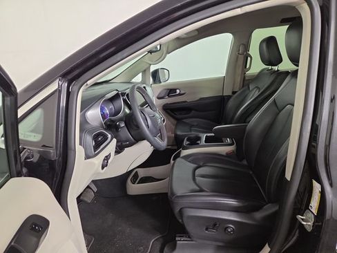 Used 2023 Chrysler Pacifica Touring-L FWD image 13