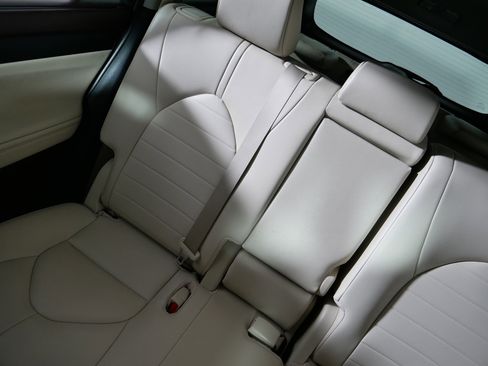 Used 2022 Toyota Highlander XLE AWD/4WD image 12