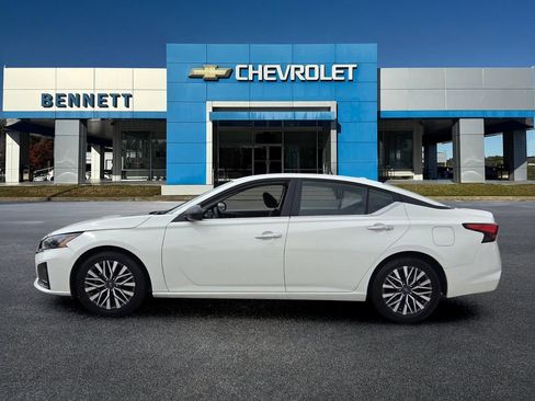 Used 2025 Nissan Altima 2.5 SV FWD image 3