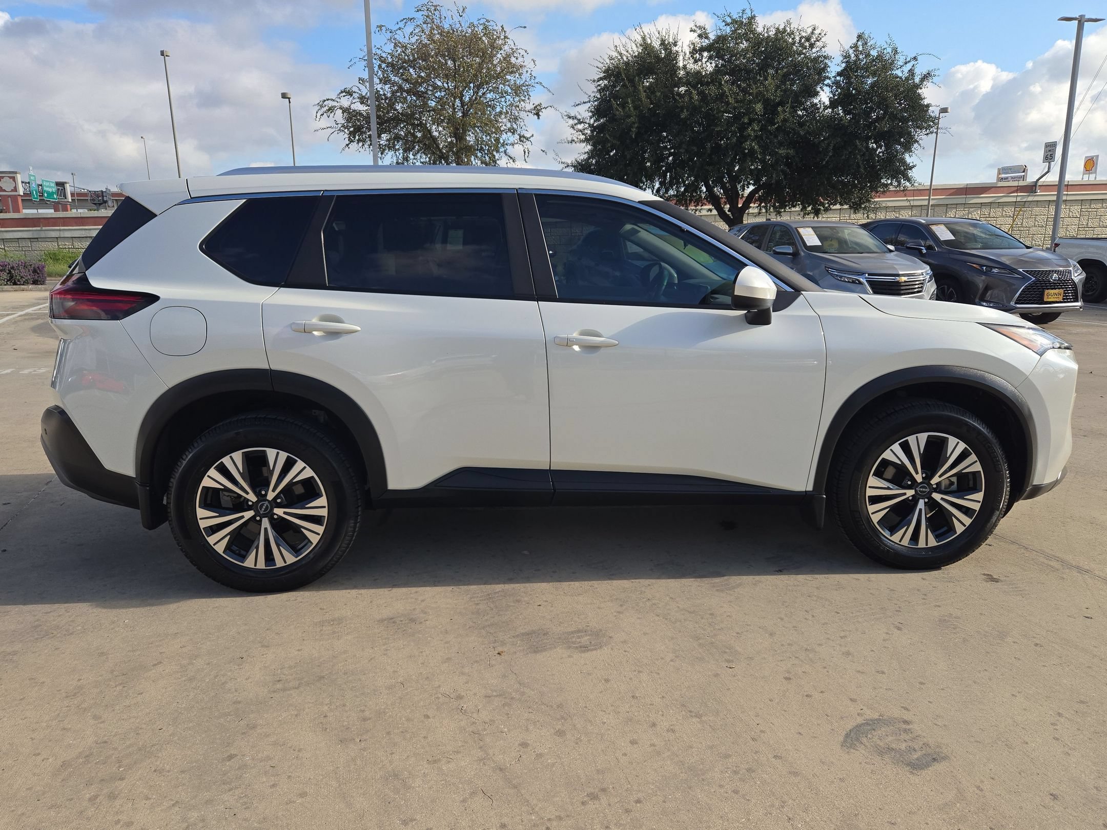 Used 2023 Nissan Rogue SV w/ SV Premium B Package FWD image 2
