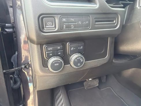 Used 2022 Chevrolet Suburban Premier AWD/4WD image 22