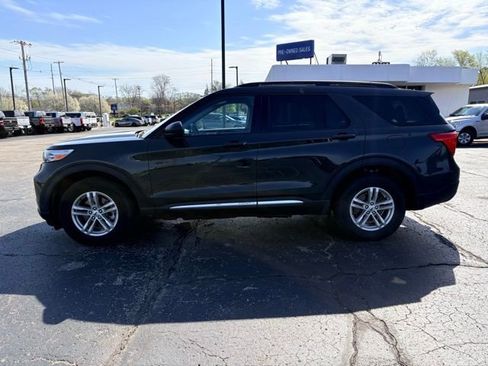 Used 2024 Ford Explorer XLT w/ Equipment Group 202A AWD/4WD image 4
