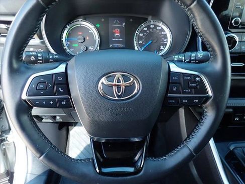 Used 2021 Toyota Highlander LE AWD/4WD image 14