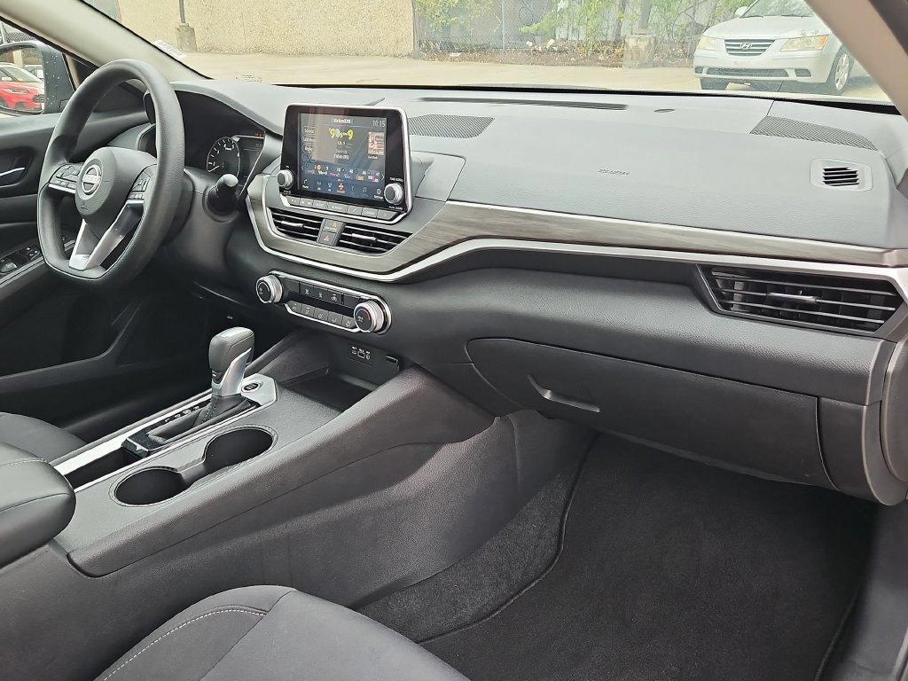 Used 2025 Nissan Altima 2.5 SV FWD image 32