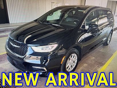 Used 2025 Chrysler Pacifica Select