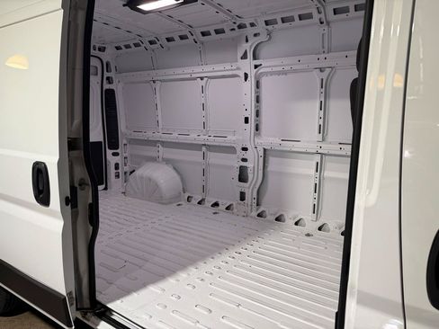 Used 2025 RAM ProMaster 2500 w/ Convenience Group FWD image 9