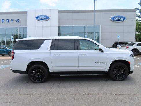 Used 2023 Chevrolet Suburban LT w/ Luxury Package AWD/4WD image 4