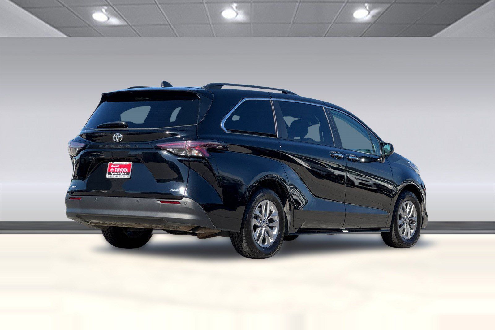 Used 2026 Toyota Sienna XLE FWD image 9