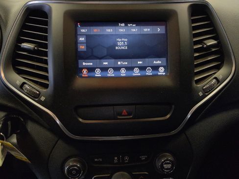 Used 2019 Jeep Cherokee Latitude w/ Cold Weather Group AWD/4WD image 25
