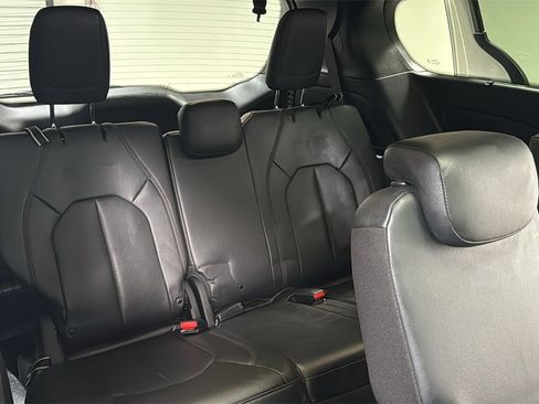Used 2020 Chrysler Pacifica Touring-L image 17