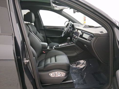 Used 2026 Porsche Macan AWD/4WD image 36