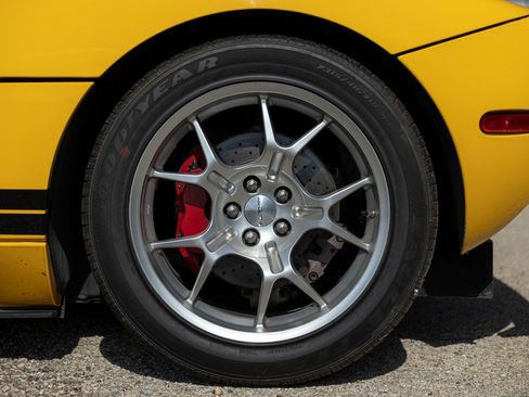 Used 2005 Ford GT RWD image 16