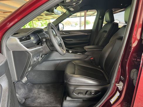 Used 2025 Jeep Grand Cherokee Limited w/ Trailer Tow Package AWD/4WD image 24