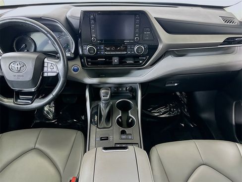 Used 2021 Toyota Highlander XLE image 19