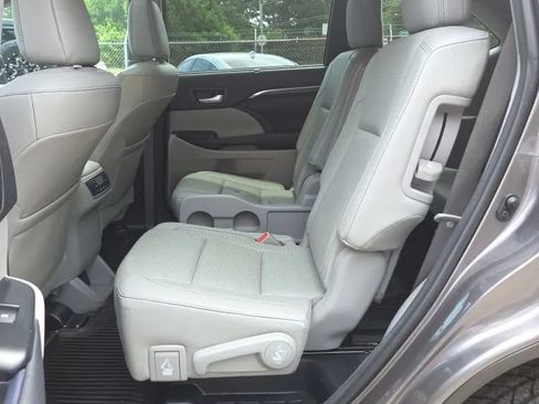 Used 2016 Toyota Highlander Limited w/ Driver Technology Package FWD image 10