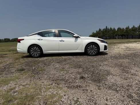 Used 2024 Nissan Altima 2.5 SV w/ SV Premium Package FWD image 2