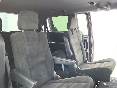 Used 2015 Dodge Grand Caravan SE image 22