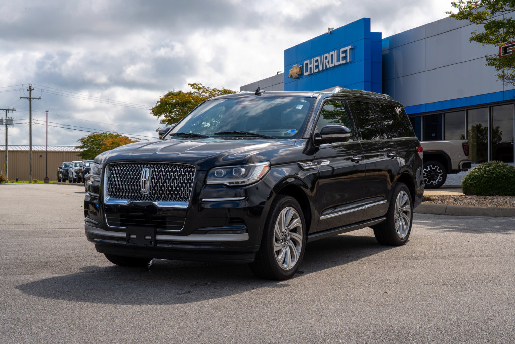 Used 2024 Lincoln Navigator Reserve AWD/4WD image 3