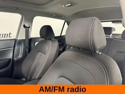 Used 2025 Hyundai Venue SEL image 11