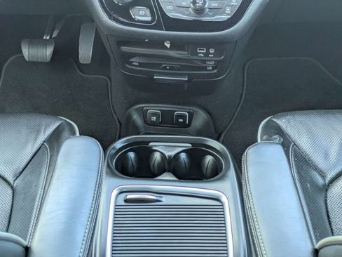 Used 2020 Chrysler Pacifica Limited w/ Advanced Safetytec Group FWD image 18