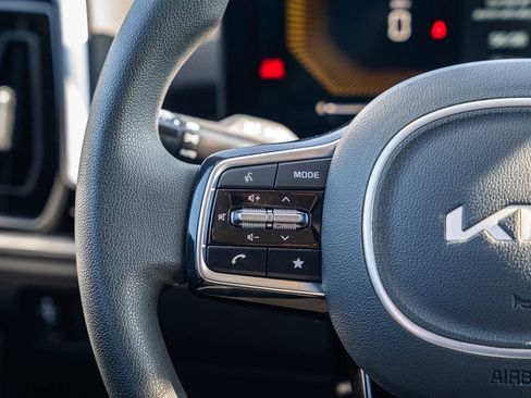 Used 2025 Kia Sorento LX image 27