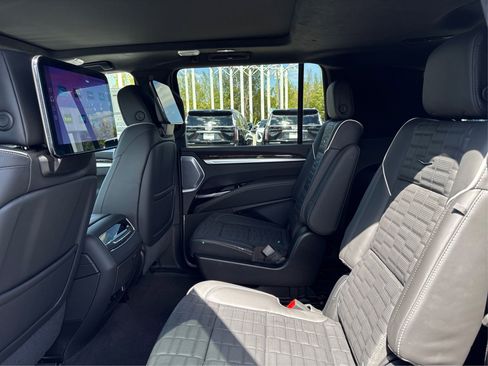 New 2026 Cadillac Escalade ESV Platinum Sport w/ LPO, ONYX Package image 10