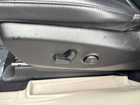 Used 2023 Chrysler Pacifica Touring-L FWD image 4