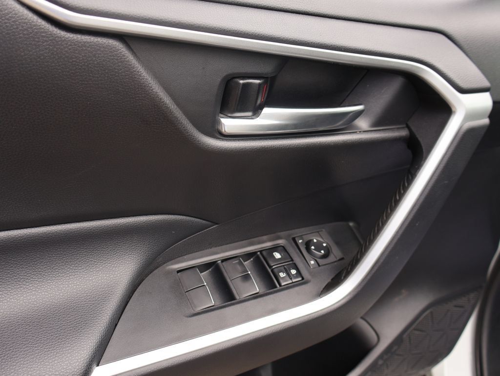 Used 2020 Toyota RAV4 XLE Premium FWD image 22